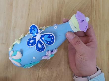 当当~~
今日份给小朋友们带来了废物利用《超轻粘土花瓶》手工课哦,跟着老师一起动动小手制作起来吧!