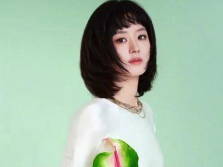 赵丽颖晒短发齐刘海造型,减龄灵动,本人发文:新发型 #赵丽颖 #明星 #美女 #娱乐八卦 #娱乐圈