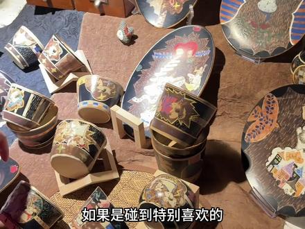 景德镇 之 买特产篇 #景德镇 #景德镇旅游攻略 #景德镇陶瓷 #好物推荐🔥
如何在景德镇购买物美价廉的好瓷器
1.家用 首选 【光明瓷厂 】✅
都是店家自己工厂出品 高温烧制 家用安全放心
缺点是样式陈旧 好货也有不着急慢慢去淘
货比三家可以还价
便宜的都可能会有瑕疵 要仔细检查
2.追求高品质or送人 【陶溪川】✅
景德镇玲珑瓷专卖店陶溪川店 值得一看
还有很多品质高的工艺品店 都挺不错
缺点是价格略高 基本都是一口价
3.追求独一无二个性化陶瓷器的 【陶溪川市集】
只有周末才会有的市集 大学生原创手工制作
主打一个审美在线 无可挑剔 眼花缭乱 都想带走
4.追求便宜的 【窑亦窑陶瓷折扣仓】❌
非常符合年轻人审美 诧寂风复古风 特价区5元一个
很粗糙的工艺 很多都不是高温烧制 家用慎选
缺点是位置偏 且基本都有瑕疵 也是要认真淘
5.有朋友推荐【雕塑瓷厂】
和陶溪川有点像 多了一些可以拍照打卡的点
每个小店都有自己独特的风格 小工艺品多一点
6.不推荐去的【陶阳新村】
都是一些小玩意 不实用
酒店前台介绍那里的工艺品都是从外地进过来售卖的
不属于景德镇自产 ❌
由于时间有限逛的地方不全面 欢迎大家补充🧡