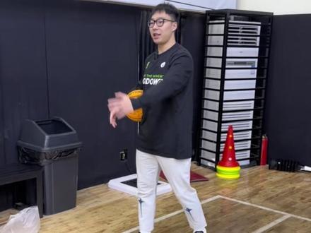 在底线接球为什么总容易出界?#篮球技巧 #篮球干货 #cis体育