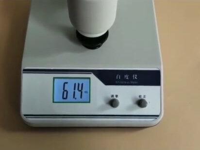 #检测仪器 #粉末 #白度仪 白度仪测试方法--粉末成型,测试中
白度仪国内又称亮度仪,白度测定仪,白度测试仪等,广泛应用于造纸、纺织、印染、塑料、陶瓷、搪瓷、粮食、建材、油漆、化工、盐和其他需要测定特体白度的生产和商检部门。仪器还可以测定纸张的透明度、不透明度、光散射系数和吸收系数。