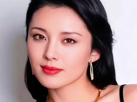 1967年,昭和时代的电视与电影中登场的女演员们。
她们以清纯少女般的姿态备受喜爱,如今已年过七旬、八旬,当下的面容中镌刻着漫长岁月的记忆。
本视频将回顾1967年出道的7位日本女演员——她们的过去与现在,以及随时代变迁而改变的模样。
你记忆中印象最深的昭和女演员是哪一位?
出演者: 松坂庆子、吉泽京子、儿岛美雪、鲇川泉、奈美悦子、音无美纪子、藤田弓子
※ 本视频中使用的部分图片,基于历史资料并运用AI技术进行了修复与重构。
此外,背景音乐也配合影像氛围,运用AI技术制作而成。
本内容以记录、教育及娱乐为目的进行制作。
#今昔对比 #青春重现 #松坂庆子#昭和女演员 #蒲田进行曲