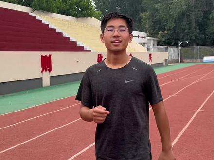 今天的分数线是否出乎你的意料了? 今天又是几家欢喜几家愁的一天
不出我所料 成功预测了 体育类综合分 分数线566分
其实 关于分数线我说的还是保守了
因为 怕 被 喷 大家都希望分数线低我可以理解
我也是这么过来的
但是 客观事实 改变不了
现在 体育生的综合水平就是提升了,无论是文化课水平还是体育水平
566的综合分,什么概念呢
是你至少90分的体育 和 至少三百分的文化课水平 其实并不好考 这还只是刚刚达线而已
一段线566分是全省5800名左右,本科计划4800多个,那线上还有900多人是大概率考不上本科
23000体考生 只有不到6000人有资格参与最后的竞争 现实就是很残酷 山东省的内卷程度确实很夸张
明后天就要公布一分一段表了
到时候好好研究一下自己的位次
未来这段时间呢
我的工作重心还是会以志愿填报服务与复读生咨询服务为主
还是那句话体育生升学指导这一块 同年龄段,我保证一流水平
#高考 #成绩出来了 #山东体考 #体育生 #山东高考
@抖音小助手 @抖音创作小助手 @抖音媒体内容优推官