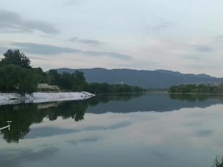 现场目击十三陵水库泄洪:龙山脚下滨河公园西南口铺设百米长八十多米宽漫水道,穿过京密引水渠,行洪道接入下游东沙河再汇入沙河。涿州今天灾情怎么样了?#十三陵水库泄洪 #涿州救灾#京杭大运河 #白浮泉遗址公园