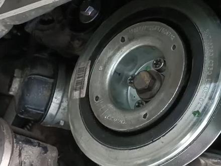 #专业的事交给专业的人 道奇酷威进店时有很重的金属敲击声有人说是敲缸声,仔细检查发现曲轴皮带轮橡胶老化,更换曲轴皮带轮问题解决。很多车的曲轴轮中间有橡胶减震垫,时间久了出现老化,最严重的遇到过只有曲轴转,其他的空调压缩机等都不转。