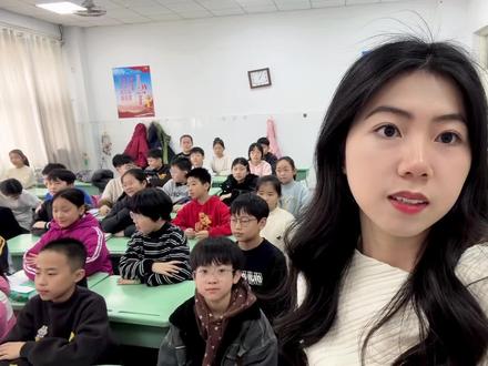 小学生教室翻唱《有何不可》
把自己小时候喜欢的歌教给学生,让学生唱给我听💖#有何不可 #大家好我是vae #教室唱歌 #音乐课