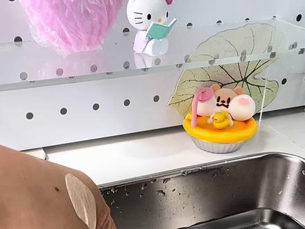 把同学做成纸片鱼? 怎么还自己游起来了!#手工#手工diy #解压手工
