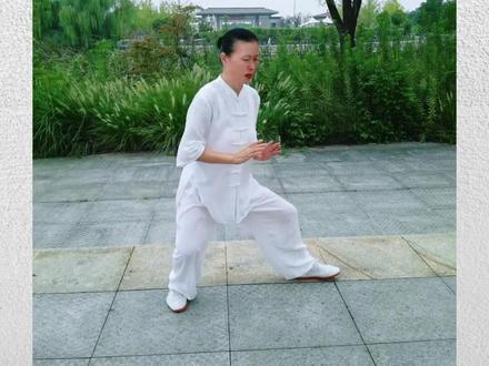 【双向对照】42式太极拳竞赛套路正背面完整演练标准口令字幕 1、起势 2、右揽雀尾 3、左单鞭 4、提手5、白鹤亮翅 6、搂膝拗步 7、撇身捶8、捋挤势 9、进步搬拦捶 10、如封似闭11、开合手 12、右单鞭 13、肘底捶 14、转身推掌15、玉女穿梭 16、右左蹬脚17、掩手肱捶 18、野马分鬃19、云手 20、 独立打虎 21、右分脚 22、双峰贯耳 23、左分脚 24、转身拍脚25、进步栽捶 27、单鞭下势28、金鸡独立 29、退步穿掌30、虚步压掌 31、独立托掌 32、马步靠33、转身大捋 34、歇步擒打 35、穿掌下势 36、上步七星 37、退步跨虎 38、转身摆莲39、弯弓射虎 40、左揽雀尾 41、十字手 42、收势
#一见爱上传统文化 #太极拳教学 #全民健身 #传统武术 #健康养生