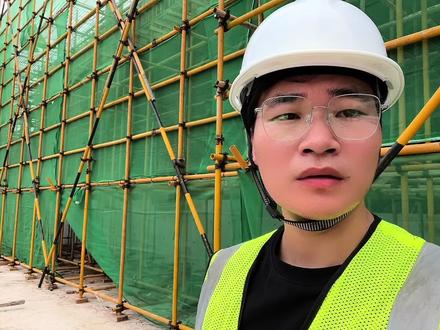 今年的钢管每米每日租金为0.008元,扣件每日每个为0.004元,一年工期的外架,包工包料每平方55元可以干了!
#外架 #爬架 #施工员日常 #架子工 #建筑施工 #一级造价工程师