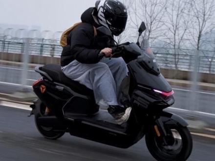 这套智能系统,骑上就懂,不用钥匙!雅迪白鲨二代智能出行新体验#女骑 #电动车 #新国标电动车 #电摩 #安全骑行