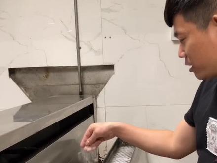 两种手法撒料,你学会了吗,烧烤口味定位很重要,如果调料你都撒不匀,那就别干烧烤了#美食 #锦州烧烤