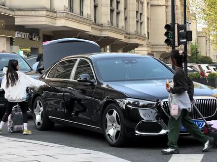 从100万到1000万的D级行政座驾里面下来的小公主小少爷们还会有什么烦恼呢.#路人视角 #汽车 #街拍 #抖音汽车 #dou是好车