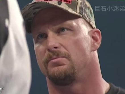 #wwe #巨石强森 #冷石奥斯汀 奥斯汀被袭击后,里克希和科特安格将嫌疑人推向给巨石强森