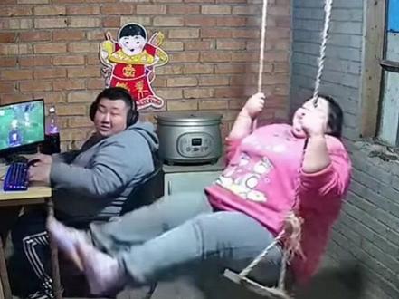 胖子把地板压塌了#搞笑 #搞笑视频