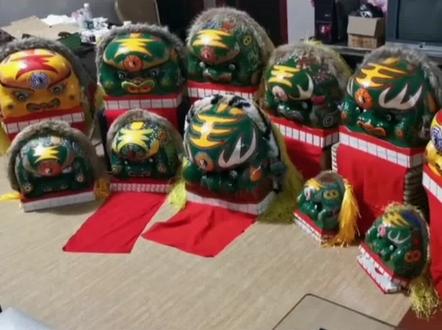 海陆丰客家狮称为“斗牛狮”,海陆丰地区称为五福狮。又称金狮、青狮、武狮、猴仔狮、开口狮等。主要流行于惠州府客家地区,其历史悠久,是客家人心目中的“神兽”。其中以青色狮兼画白眉毛的“青狮白目眉”为客家狮之首。#海陆丰 #青狮白目眉 #斗牛狮 #见者好运见者发财 #国家非遗