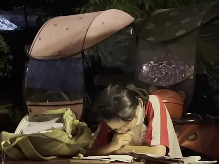 芦山6.1级地震发生后,芦山中学高三学生凌晨依旧备战高考。