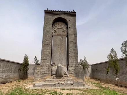 会圣宫碑位于偃师区寺沟村凤凰山顶。赵匡胤建立北宋后,便将皇陵区设在巩义,到宋仁宗时,这里已有4座皇陵,为了减少祭奠的奔波之苦,北宋天圣八年(公元1030年),宋仁宗开始在洛河北岸凤凰山上修建规模庞大的行宫,工程历时4年完成,名为“会圣宫”,“会圣宫”的“圣”指的应是宋仁宗之前的三位皇帝。然而,随着北宋王朝的灭亡,会圣宫也被金军付之一炬#巩义北宋皇陵