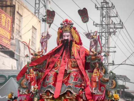 #送王船 从新垵村祠堂出发,送到马銮湾海边举行🔥王船,好家伙直接走主道路,前面警察在开路,后面消防🧯来守护,这排面,别说金鸡了,厦门过年都不会这么热闹的。
厦门人可以不追星,但是不拜拜,是会被抓起来怕洗的。#厦门 #民俗文化 #烧香祈福 #闽南人