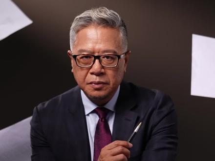 美国打造关键矿产小圈子,中国如何应对?
上周,美国张罗了一个重要的国际会议,我感觉在国内被普遍忽略了。这个会议特别召集了54个国家召开了“关键矿产部长级会议”。
开这个会的目的非常清晰,就是联合各个矿产需求国和供给国,商量如何摆脱对中国关键矿产供应链的依赖,推动全链条去中国化,构建一个排他性的资源朋友圈。
参会的国家分为两类:一类是美、日、韩、欧盟等应用端国家;另一类是主要的资源供给国,包括刚果(金)、阿根廷、几内亚、赞比亚、澳大利亚等。
这一次召集各个相关国家,就是试图建立一个所谓的关键矿产联盟,联盟的名字起好了FORGE,意思就是锻造,锻造一个排除中国的关键矿产联盟。
会议达成了11项双边谅解备忘录,没有什么约束力的一些协议。另外,最值得关注都就是就是副总统万斯在讲话里提出了要建立一个关键矿产的价格下限机制,其实就是试图建立一个类似于“关键矿产欧佩克”的协同定价机制,还安排了300亿美元的扶持承诺。美国希望利用这一点来吸引矿产供给国与其配合。
这些关键矿产从应用场景可以分成四大类:1. 新能源类:包括锂、钴、镍、稀土、石墨等。2. 高端制造与国防类:主要是稀土、钨、钼、钛等金属。3. 半导体类:包括镓、锗、铟等与半导体相关的金属。4. 基础工业类:如铜、铝等。
从供应链角度可分为三部分:1. 开采。2. 冶炼与加工。3. 应用。在这三部分中,中美相比,中国在某些关键矿产领域(如稀土)的开采方面占据绝对优势。在其他一些金属领域,美国和中国各有优势。在冶炼和加工环节,中国在各类金属中大都具优势,稀土(90%以上),锂、钴、镍等关键矿产的精炼能力,占全球份额的65%到90%。在应用环节,从总量上看中国占优势,但美国在半导体和军工领域有优势。
整体就是这么一个格局。美国想绑定了这些矿产的出口国,但要在冶炼和加工环节脱离中国,是一个十分复杂且艰难的过程。在这个领域里,互相之间根本不可能形成像欧佩克这样的机制。
美国用政治手段扭曲市场定价,看似给资源国保底,实际上是想把他们绑上地缘政治的战车。对中国企业来说,短期因为矿产供应国两边压注,会导致矿产价格对提高,对加工企业对竞争力会产生一定压力。但中国的核心优势是冶炼、加工和应用。继续在技术迭代上保持领先,才是获得主动权但关键。#关键矿产部长级会议#稀土#新能源#万斯