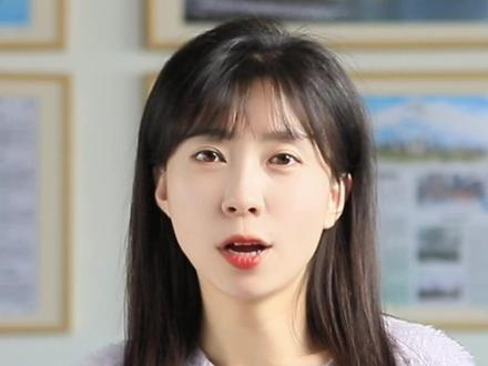 【霍尔木兹的风浪里,中国有底气】 中东局势一紧张,全球能源市场立刻神经绷紧。这条最窄只有39公里的水道,承担着全球20%到30%的海运原油运输。我国原油对外依赖度超过70%,其中从中东进口的占45%以上。这再次给世界敲响了警钟,能源的饭碗,必须端在自己手里。过去这些年,中国一直在做这件事。过去一年,中国全社会用电量首次突破10万亿千瓦时,稳居全球第一。电力系统本身就是国家治理能力的一部分,而且,这件事在AI时代会变得更加关键。谁能稳定地生产和调度电力,谁就更有能力托起未来的产业体系。