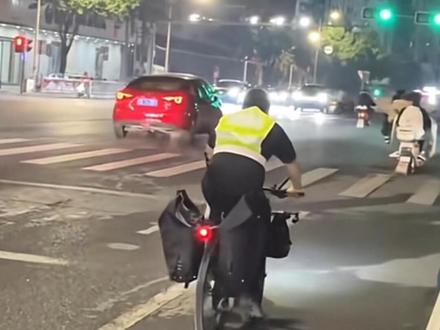 非哥已开启极速猛蹬模式@蓝战非 #蓝战非 #蓝战非探索地球 #全网都在偶遇蓝战非骑行 #蓝胖子旅行