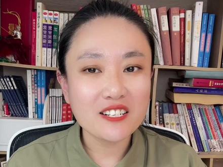 李白《侠客行》! 当李白挥毫写下"十步杀一人,千里不留行"时,你可曾想过,这位被后世尊为"诗仙"的文人,原本也是一位深得大师真传的剑客?那诗行间迸发的凛冽剑气,究竟是他仗剑天涯的真实经历,还是他对理想侠者的深情寄托?当诗中侠客"事了拂衣去,深藏身与名"时,我们仿佛看见了李白在庙堂与江湖之间的艰难抉择。若不是心怀"济苍生、安社稷"的抱负,作为剑客的李白,或许早已在江湖中留下了更多的传奇。再看那"银鞍照白马,飒沓如流星"的绝世风采,这何尝不是李白,以诗为剑,在笔墨间挥洒出的生命豪情?让我们循着诗中的剑影墨香,走进那片诗与剑交织的盛唐气象,一起来读那首荡气回肠的《侠客行》。#李白 #侠客行 #抖音知识年终大赏 #文脉里的中国