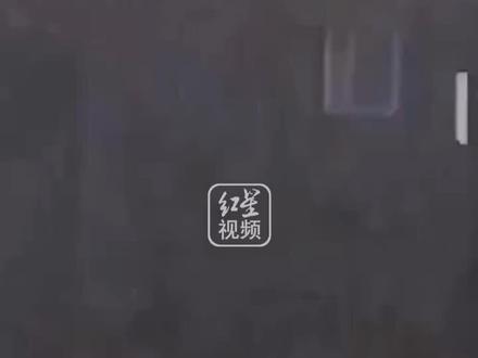 大圣出世?乐山一男子暴雨中站在楼顶跳起奇怪的舞蹈。