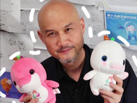 全运会吉祥物设计师:打不过就加入
第十五届全国运动会9日晚在广州隆重开幕,大家是不是被两只顽皮可爱的吉祥物“喜洋洋”、“乐融融”刷屏啦!其实,两只吉祥物的原型是聚居在港珠澳大桥附近珠江口的中华白海豚。在与吉祥物设计团队负责人刘平云的专访中,他表示,乐见网友以朴实化、大众化的语言解读吉祥物,希望能借此将吉祥物承载的意义传播得更远、更广。(记者 刘晓涵)