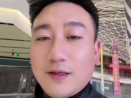 很多人好奇黄嘟嘟三张黄牌怎么来的?!特别是第三张黄牌是怎么来的!?今天一次性讲清楚!
第3张(正经版):对阵 LD 淘汰赛上半场,黄嘟嘟因对判罚不满,在场边情绪激动。被出示黄牌。
第3张(搞笑版):黄嘟嘟本人自曝,他拿了一个矿泉水瓶,装的童子尿,往两个球门各酒了一点。被看到了。喜提黄牌一张
1.第1张:对阵岳阳,补时阶段刚好球下到黄嘟嘟脚下,拖时厚大好机会,灵光乍现。他把球藏起来被裁判追加黄牌!
2第2张3对阵衡阳。比赛都结束了。好巧不巧,球又弹到脚边,黄嘟嘟脚痒了,一脚开了,裁判追加黄牌。
#湘超 #湘超联赛 #娄底VS永州 #湘超永州 #永州