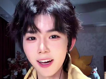 “你说她们老叫我洗衣粉儿到底是啥意思啊!” (///▽///) #幸福具象化的瞬间 #今日颜艺放送#何秋亊 #何秋亊直播录屏 @何秋亊