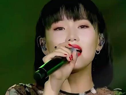 千万别和黄龄同唱一首歌,一开口就被降维打击,差距太大了!