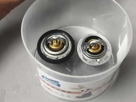 #节温器春节走一圈云贵川,在去的路上显示高温了, 大过年的云南汽配店放假了,经人介绍才买到一个,自己买工具装上去走了半天还是高温,不敢再逛了就返航,返航的时候又显示高温,只能把节温器拆了开回来,一路开回来都没显示高温,回到家又买一个节温器,居然同一个品牌的!两个节温器同时放100度开水里泡,两个节温器打开的程度差别有点大!最后我用90度水泡根本就打不开!要100都才能打开。#汽车高温 #汽车维修