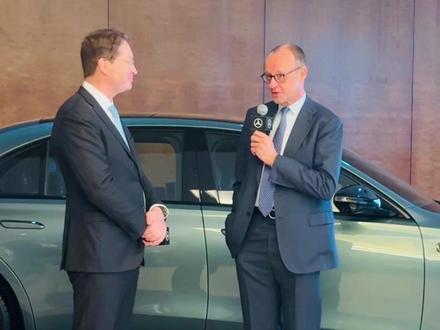 “令人惊叹”:德国总理默茨在奔驰中国总部体验中德合作的辅助驾驶系统