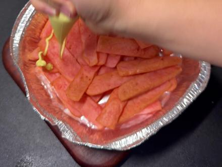 把做芥末虾球的酱挤在淀粉肠上面也巨好吃,年夜饭上做这样一道简单又好吃的菜,小朋友一定很喜欢。#淀粉肠新吃法 #蜂蜜芥末沙拉酱#简单好吃的年夜饭 #充能小事叫吃饭