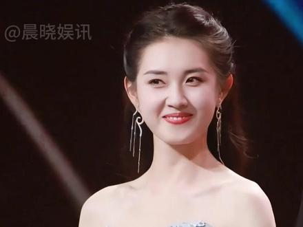 国剧盛典这一夜,资源飞升、顶流号召、刻在骨子里的教养真诚,在坚持到最后离席的郭宇欣身上诠释的淋漓尽致#郭宇欣 #刘萧旭 #国剧盛典 #娱乐评论大赏 #内容启发搜索