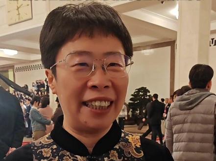 全国政协委员蒙曼:每个女性都是不同的花朵,都有自己的芬芳,要把自己绽放出来。(中国妇女报全媒体记者裘安 李熙爽)#带你看两会 #蒙曼