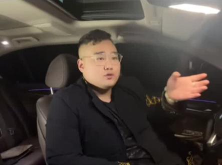 前辈在饭局上看着我说:想吃什么,就动筷子夹,你老盯着看,别人不就给你夹跑了?一旁的人哈哈大笑.....#职场 #人情世故 #为人处世