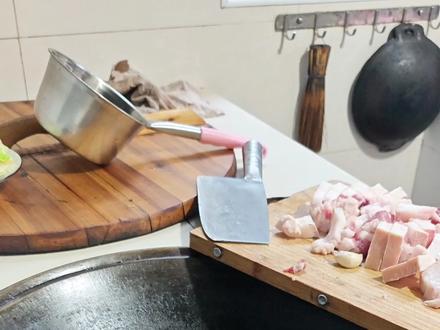 风味大别山——红薯粉的吃法有很多,大别山区霍山山区农村人这样吃红薯粉你吃过没?山里人叫做红薯粉皮,这样的做法可能很多地方都没有吧?#乡村美食 #红薯粉条 #红薯粉皮 #分享家乡美食 #舌尖上的美食