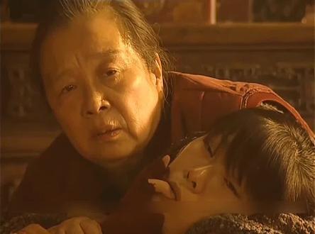 老八回来了,谁来照顾成了问题,老七的话直接激怒了老母亲 #重温经典老剧 #亲情 @DOU+小助手