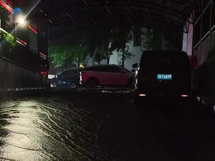 荆州突降暴雨,多个小区被淹。水位还在上涨。😢#暴雨来袭 #荆州暴雨#地下车库被淹