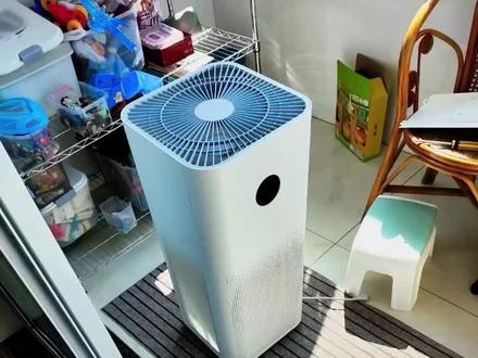 小米空气净化器Pro拆机教程,纯干货 清洗小米1代的空气净化器ProH,想清洗最上一层的灰是真的费劲,倒反天罡的设计啊,初代小米空气净化器设计师你出来,我要清洗一下最上层,要从底部一直拆到上面来了,反过来的,我也是醉了,这个视频一定要看到最后,有惊喜哈哈@小米空气净化器官方小米官方能不能出个活动给老用户每年免费清洗一次呢 #空气净化器 #小米空气净化器 #拆机