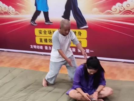 大郎最近厉害呀金莲都不是对手!#摔跤搞笑视频 #看一遍笑一遍
