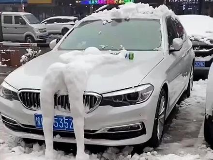 大哥的迷惑行为#东北的冬天 ##玩雪 #搞笑视频 #沙雕迷惑行为