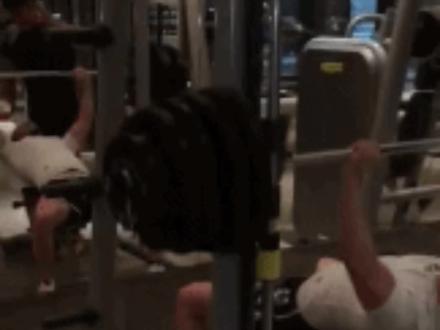 关于网友说的#杨坤 #健身 #上斜卧推 160公斤不知道是不是这个视频和我想象的不太一样#力量训练