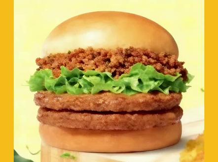 麦麦无敌大招,麦当劳1+1穷鬼套餐首次加入猪肉汉堡啦,新品泰能打打抛猪猪堡惊喜来袭,快来品尝正宗的泰式风味吧!