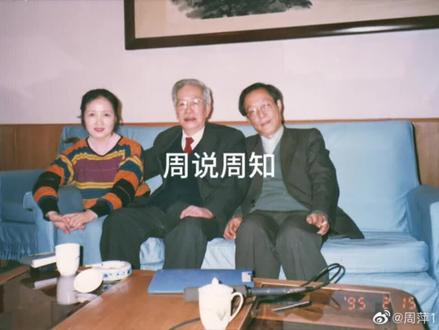 【周说周知】忆访我国著名的语言学家张志公。
他长的皮肤白白、眼睛深深,我问他:您是不是阿拉伯血统人?他大笑说:有可能,没考证,谁见面都问我。
我喜欢称他张公,他说他也喜欢这个称呼。张公性格开朗,谈笑风生,思维敏捷,逻辑性强,尽管我的语言表达能力也还有点,采访他生怕说不好话被他挑剔……
张公说:“我始终这样要求自己任何场合不写讲稿。国内如此,在国外去讲也是这样。在人家看,你还是写个稿好吧,我不写,没那个习惯。一直养成了这么一个自己独特的语言功力。这个功力是可以训练的,我并没有训练到家,并没有达到出口成章,但是毕竟反应比较快一点,不需要一句话来来回回琢磨半天、改半天。一个人要学会掌握好语言材料、思维能力、思维的条理、思维敏捷度,这些是可以训练出来的。”
我们后来成为了好朋友,尽管我拼命向他学习语言艺术,可是我们都有一个共同的感受:再好的语言艺术、再强的语言能力,碰到滿嘴谎言的小人,我们的语言都苍白无力……