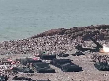 两个波次27枚火箭弹密集轰炸,抵近24海里 30日实施的两个波次27枚火箭弹密集轰炸,可以说是本次演练的核心亮点之一,首先弹头溅落点距离台北部海岸和西南海域非常近,散落在24海里线附近,这个细节是展示射程,也就说我们可以隔着海峡打击对岸军事目标。