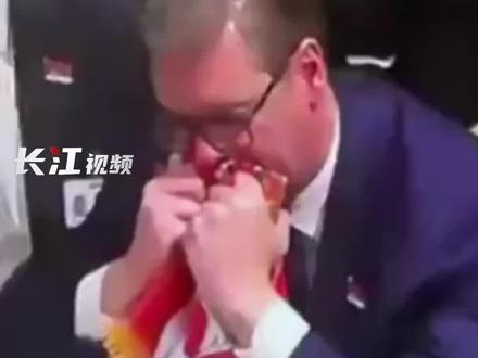 中国、俄罗斯、塞尔维亚等国反对!联大通过涉塞尔维亚争议性决议,武契奇当场将国旗披在身上。