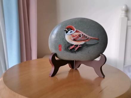湖北80后小伙好手艺,随处可见的鹅卵石上作画,这手艺可发家致富