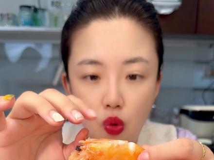 厄瓜多尔的盐冻大白虾也太爽了啊……这个20/30规格的南美白虾!个儿大!壳薄肉厚,肉质紧实,鲜美,,含肉率高!清水煮都很好吃!#快来一起尝个鲜